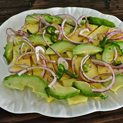 Салат из ананасов с авокадо и красным луком